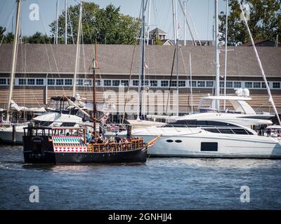 Das Piratenschiff `Sea Gypsy` kehrt zurück, um in der Annapolis Marina vor Anker zu gehen Stockfoto
